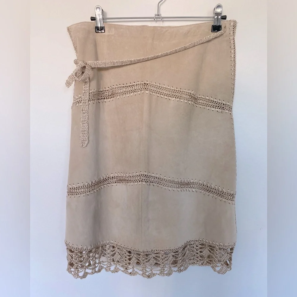 Tan suede a line skirt with crochet hem and belt size 4. Vintage Arden B. - Picture 2 of 6